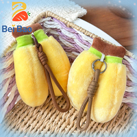 Porte-clés en peluche doux et moelleux double banane, ornement en peluche fruit de dessin animé, mini pendentif en peluche pour machine à grue, en gros