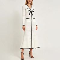 Robe en maille élégante à manches longues et col en V avec nœud contrastant, boutonnage simple et dentelle ajourée, collection Printemps 2026 pour femme