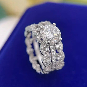 Anello di fidanzamento da donna A144 in oro bianco con diamante taglio brillante rotondo colore D naturale e pietre laterali - Product Image 2