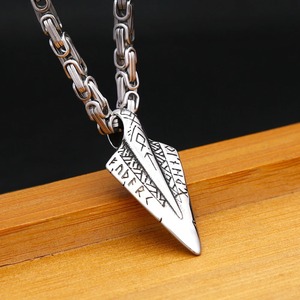 Collar de hombre de acero inoxidable con colgante de flecha vikinga nórdica y diseño de runas, cadena de 60 cm, regalo. - Product Image 2