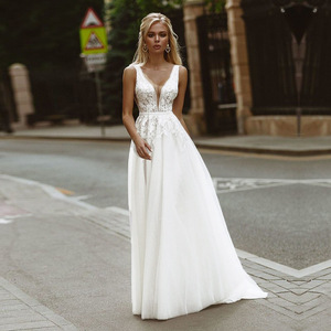 فستان زفاف رقبة V عميقة مطعم بالدانتيل زر لؤلؤ ظهر ضيق من التل رسمي وفستان زفاف للشاطئ بسيط - Product Image 5