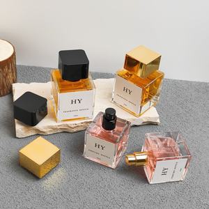 Lussuose bottiglie di profumo in cubo di vetro spesso da 30ml 50ml collo a crimpare con eleganti tappi quadrati neri e dorati e spruzzatore a pompa - Product Image 1