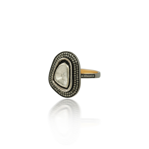 Bague cocktail Halo en diamant baroque non taillé (Polki) en rhodium noir et or jaune. Cette bague cocktail sophistiquée présente les caractéristiques suivantes : - Product Image 3