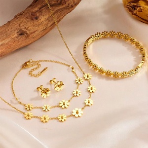 Juego de Joyería de Regalo al por Mayor, Económico, Chapado en Oro de 18k, Diseño Personalizado para Novios, Juego de Joyería Fina con Flores para Mujer - Product Image 2