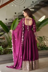 Ensemble de costume Anarkali brodé de luxe Unity avec dupatta, tissu fluide et doux, vêtements de fête et de mariage - Product Image 3