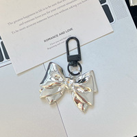 KR006 Porte-clés en métal avec fermoir mousqueton, pendentif nœud métallique brillant, breloque minimaliste et tendance pour sac à dos, pour filles au quotidien