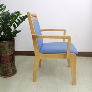 Silla de madera maciza con asiento tapizado en azul para sala de estar y uso de personas mayores - Product Image 2