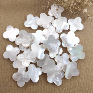 พร้อมที่จะจัดส่งสี่ใบโคลเวอร์สีขาวเปลือกมือแกะสลักแม่ของเพิร์ลโคลเวอร์ - Product Image 5