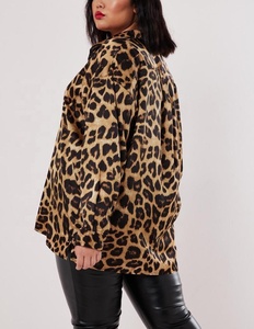Graphique personnalisé Chemise à manches longues en satin extrême surdimensionné pour femmes à imprimé <span class=keywords><strong>l</strong></span>éopard - Product Image 3