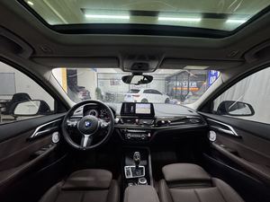 JX Auto <span class=keywords><strong>2022</strong></span> <span class=keywords><strong>BMW</strong></span> <span class=keywords><strong>Serie</strong></span> <span class=keywords><strong>1</strong></span> 120i Sedán Usado de 5 Plazas Euro VI Gasolina Transmisión Automática Motor Turbo Cámara Trasera Rines de Aleación R17 Volante a la Izquierda - Product Image 6
