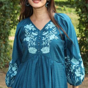 ชุดเดรสผ้าฝ้ายลินินทรงเอ สไตล์ลำลอง คอวี แขนยาว ความยาวปานกลาง เหมาะสำหรับวันหยุดฤดูร้อนสำหรับผู้หญิง  ปรับแต่งได้ตามต้องการ - Product Image 5