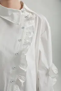 Blusa casual chique plus size com babados, camisa de manga comprida estilo chinês, gola assimétrica, camisa de comprimento médio