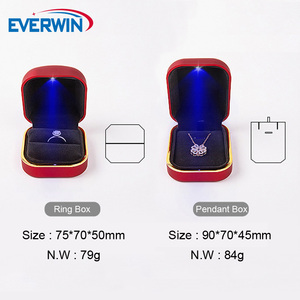 EVERWIN - Caja de Joyería de Goma de Color con Luz LED, Caja para Anillos Forrada de Terciopelo, Caja de Regalo de Lujo para Colgantes - Product Image 6