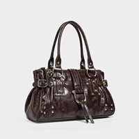 Sac bandoulière grande taille pour femme, style Y2K punk rétro, en cuir PU avec rivets de style gothique. Sac à main de luxe en cuir ciré à l'huile.