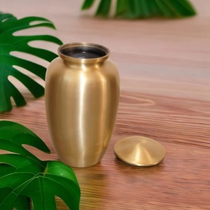 Urna de cremación de latón hecha a mano Acabado dorado clásico y urna de latón dorado simple para cenizas - Product Image 4