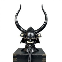 Grand ensemble masque et casque de samouraï à cornes, ornement en fer finition noir brillant, emballage en boîte en bois, coiffe, décoration de bureau, accessoire photo