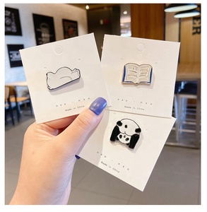 Pin de solapa de metal duro de moda con diseño de mariposa, tipo broche de goma y esmaltado, venta al por mayor, personalizado, con tarjeta de soporte - Product Image 1