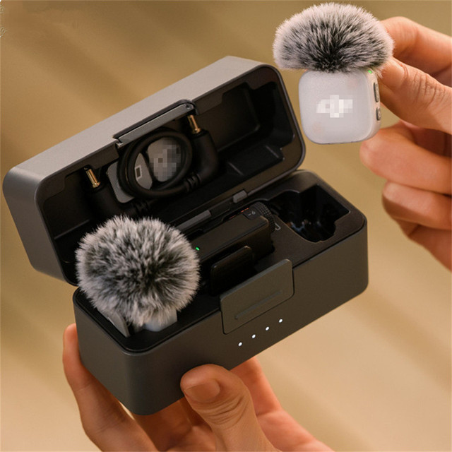 Hot Mic Mini 2 (2 TX + 1 Mobile RX + Charging Case) Wireless Microphone Four-Channel Output 48-Hour Operating Time