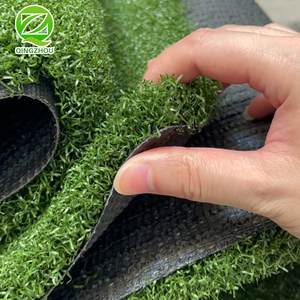 Tapis de golf en <span class=keywords><strong>gazon</strong></span> synthétique QINGZHOU L015 avec matériau PP+PE et durée de vie de 8 ans pour les sols sportifs - Product Image 1