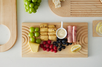 Planche à découper rectangulaire en bois d'érable naturel avec motif gravé pour dessert au fromage et à la charcuterie