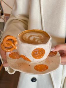 Set Creativo di Tazza e Piattino in Ceramica Ecologica Dipinta a Mano - Design a Forma di Pretzel con Papillon, Capacità 300mL, Forma Irregolare Modellata a Mano per Tè - Product Image 3