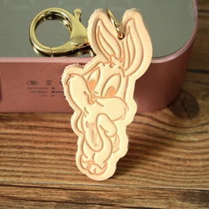 Llavero de Cuero con Diseño de Pez – Colgante de Piel de Vaca Genuina con Dibujos Animados, Grabado de Logotipo Personalizado Disponible - Product Image 1