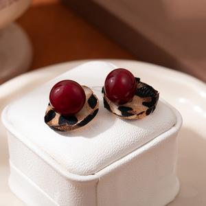 Orecchini a Perno in Lega con Stampa Leopardata e Perle, Stile Retrò Bicolore, Eleganti e Unici, Stile Hong Kong per Donna - Product Image 4