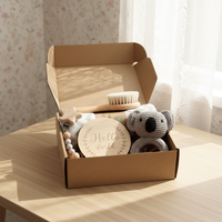 Coffret Cadeau Nouveau-né en Coton Bio Très Vendu : Hochet en Bois au Crochet, Serviette de Bain et Couverture d'Emmaillotage – Style Minimaliste Moderne