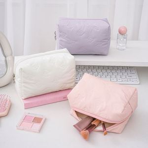 Bolsa de Maquillaje Personalizada, Portátil, de Poliéster Resistente con Cierre, Diseño de Mariposas, para Guardar Artículos de Aseo y Cosméticos, Hecho en China - Product Image 1