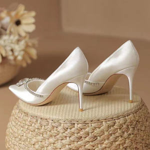 รองเท้าส้นสูงปลายแหลมแบบซาตินประดับคริสตัลหรูหราสำหรับงานแต่งงาน งานเลี้ยงตอนเย็น และงานพิธีต่างๆ สำหรับผู้หญิง - Product Image 2
