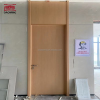Portes doubles modernes sur mesure avec design personnalisé, surface finie sécurisée, imperméables et avec panneaux en verre