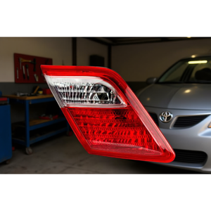 Conjunto de Luz Trasera Izquierda para Calaveras 2007-2009, P0976 FAW/Japón, Rojo, Halógeno, Repuesto Nuevo, 12V - Product Image 1