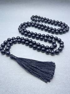 Collier de 108 perles Mala nouées à la main, en obsidienne noire, avec pompon, pour la méditation, la prière, la guérison et le chant des mantras Japa. - Product Image 3