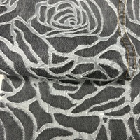 Tissu denim brûlé à motif floral rose tendance pour jeans, vestes, robes et vêtements féminins