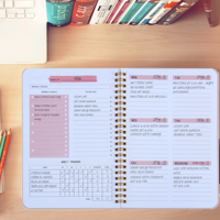Agenda Espiral Semanal y Diaria 52 Semanas, Cuaderno A5 con Espiral, Planificador Mensual con Cubierta Transparente de PP