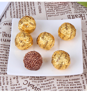 Boîte cadeau personnalisée certifiée HALAL, chocolats en forme de boule en or massif, fourrés aux noisettes, vente directe d'usine pour la Saint-Valentin - Product Image 1