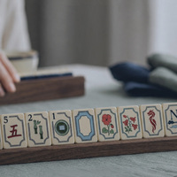 Ubin Mahjong Akrilik Berbingkai Emas Tua, Set Mahjong Simbol Angin Bunga yang Indah untuk Permainan Berkumpul Keluarga di Dalam Ruangan.