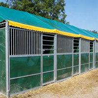 Écurie portable pour chevaux avec structure en acier galvanisé à chaud, toit en toile et panneaux en HDPE, abri équestre modulaire extérieur