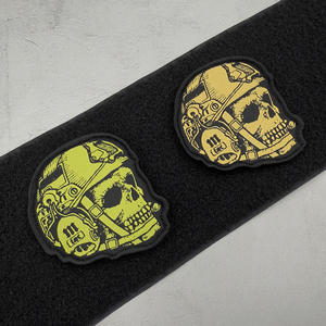 Parche de PVC bordado con lentejuelas termoadhesivas de doble cara de fieltro no tejido con patrón de calavera táctica para prendas y bolsos - Product Image 4