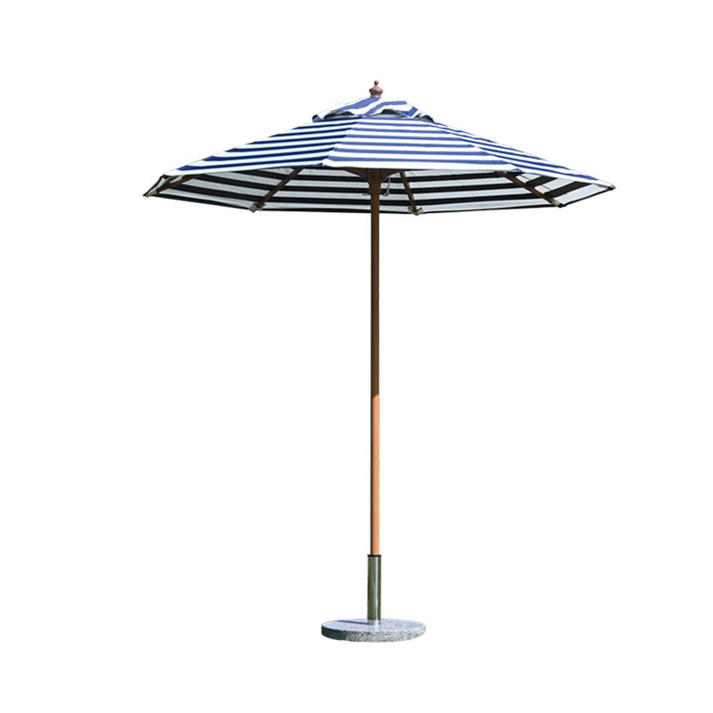 Parasol central bleu et blanc de 21 mètres.