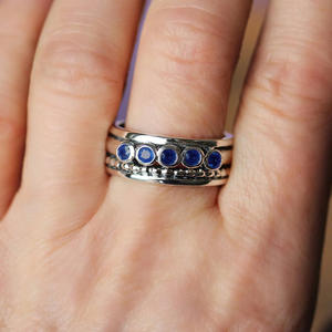 Anello H396 in Argento con Gemme, Montatura a Castone con Cinque Pietre Blu, Unisex per Uso Quotidiano - Product Image 3