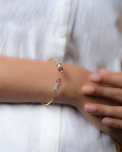 Brazalete Serene Grace, Elegante y Minimalista, Joyería de Diseño, Brazalete Dorado con Estilo, Accesorio Moderno y Chic - Product Image 5