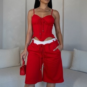 Conjunto de 2 piezas para mujer: Top corsé sexy rojo Y2K y shorts de cintura alta de pierna ancha con doble cintura, estilo casual y urbano. - Product Image 1