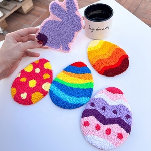 Venta al por mayor hecho a mano ecológico poliéster algodón punzón aguja posavasos taza Alfombra conjunto Pascua conejito huevo regalo para vacaciones; Venta caliente - Product Image 3