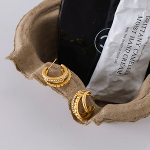 Boucles d'oreilles créoles en acier inoxydable plaqué or 18 carats, forme C creuse à trois couches avec diamants, design géométrique - Product Image 4