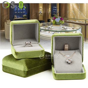 Boîte à bijoux en velours de haute qualité avec logo personnalisé, boîte de rangement carrée pour bagues, coffret cadeau pour boucles d'oreilles et bracelets en daim - Product Image 2