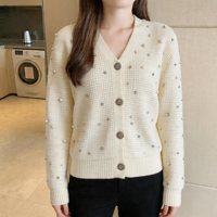 Cardigan court pour femme à col en V, en maille gaufrée crème, orné de perles et strass, avec boutons floraux métalliques, manches longues et ourlet côtelé