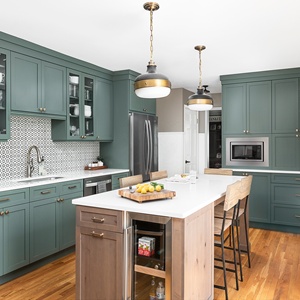 Gabinetes de <span class=keywords><strong>Cocina</strong></span> Modernos Estilo Farmhouse en <span class=keywords><strong>Verde</strong></span> <span class=keywords><strong>Oscuro</strong></span>, Isla de <span class=keywords><strong>Cocina</strong></span> Contemporánea con Herrajes de Latón, Diseño de <span class=keywords><strong>Cocina</strong></span> Tradicional Shaker - Product Image 2