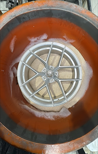 Station de finition miroir automatique pour jantes : Restaurateur de jantes par vibration haute énergie pour un ébavurage rapide et un polissage miroir - Product Image 6