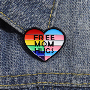 Promotion pour la fête des mères Creative Anglais Lettres Festival Broche Arc-En-Ciel Gratuit <span class=keywords><strong>Maman</strong></span> Câlins Coeur Forme Émail Revers Métal Artisanat - Product Image 5
